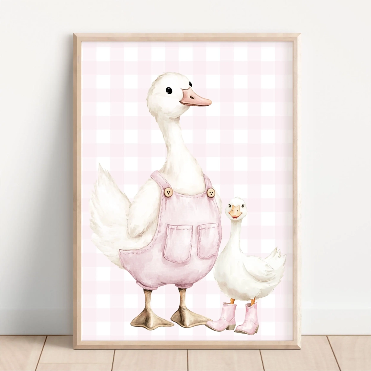 Plakat Gąska w ogrodniczkach z małą gąską na ścianę dla dzieci – Mała Pracownia