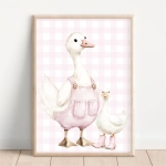 Plakat Gąska w ogrodniczkach z małą gąską na ścianę dla dzieci – Mała Pracownia