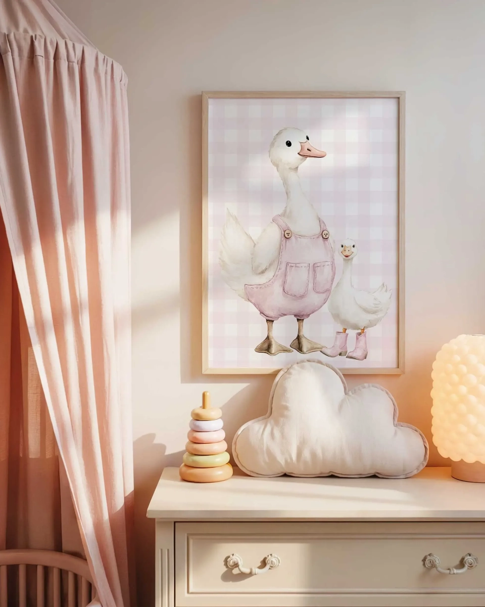 Plakat dla dzieci Gąska w ogrodniczkach z małą gąską – Mała Pracownia