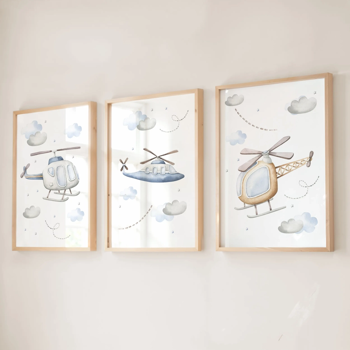 Pastelowy zestaw plakatów z samolotem i helikopterami w drewnianych ramkach na jasnej ścianie