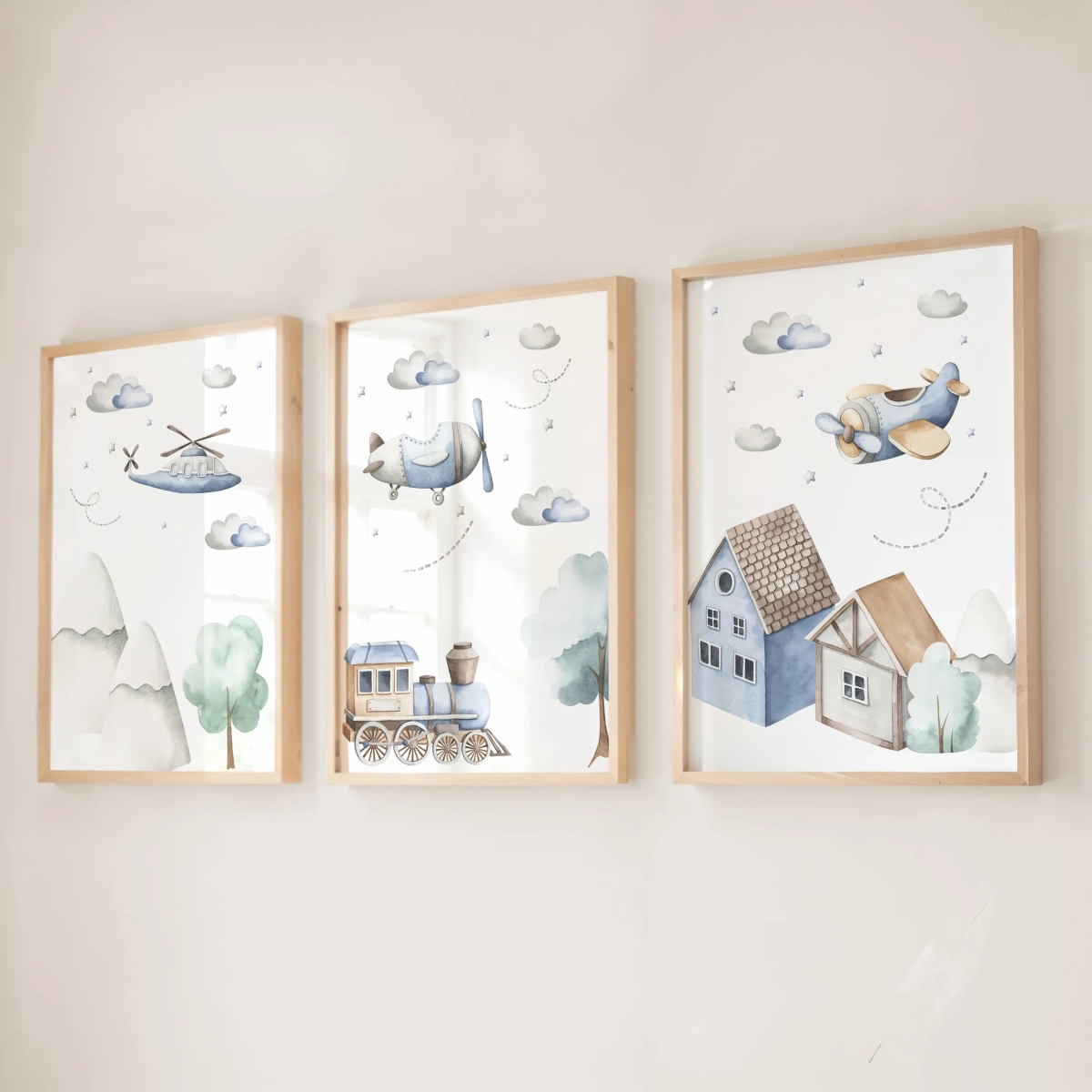 Pastelowy zestaw plakatów z samolotem, pociągiem i domkami – dekoracja ścienna dla dzieci