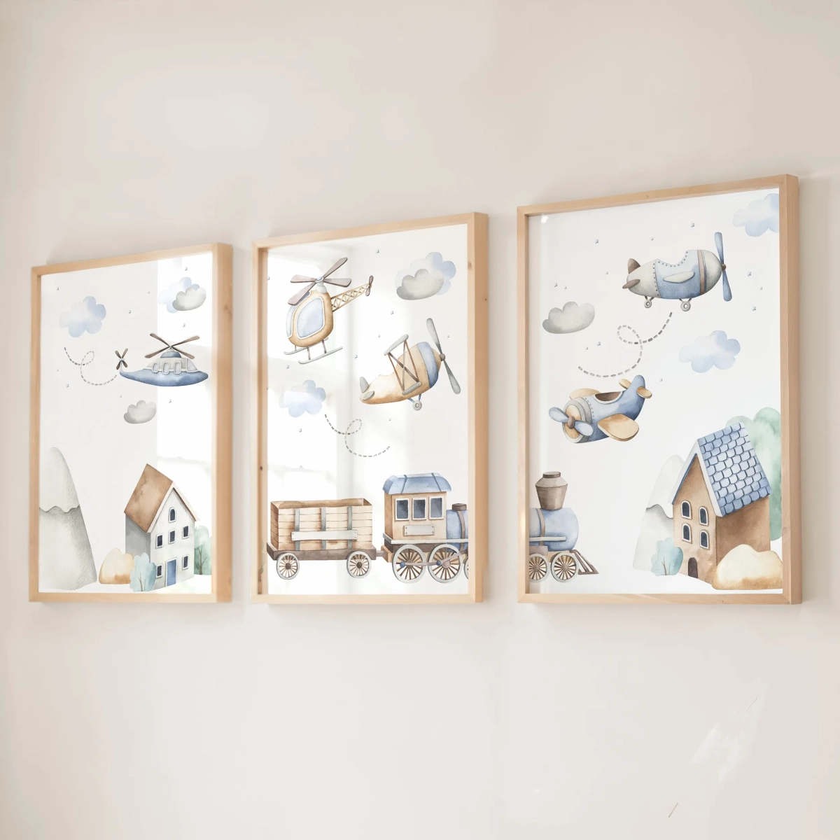 Pastelowy zestaw plakatów z helikopterem, pociągiem i domkiem w drewnianych ramkach na jasnej ścianie
