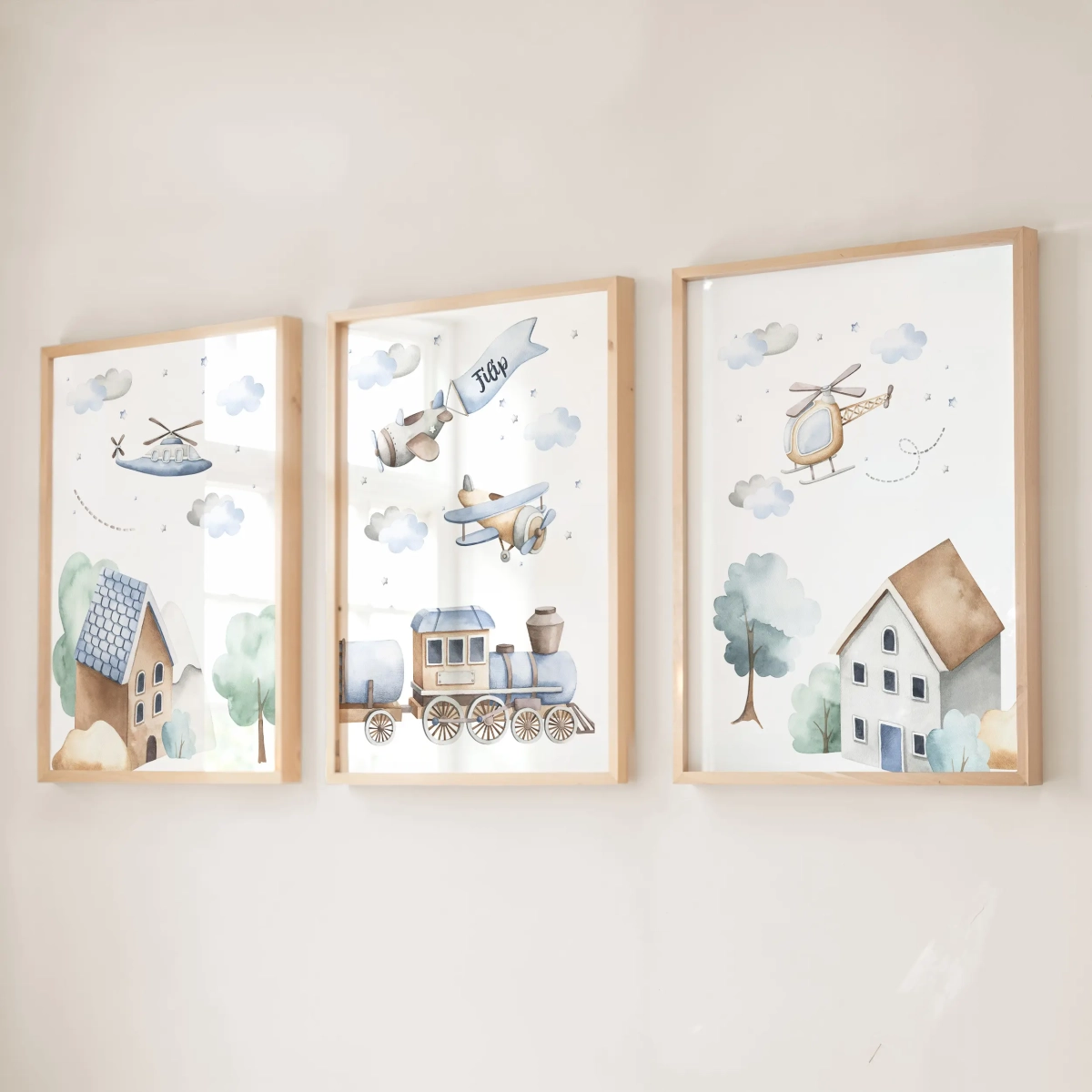 Zestaw trzech plakatów w jasnych kolorach z motywem transportu i chmurek