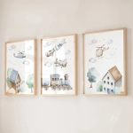 Zestaw trzech plakatów w jasnych kolorach z motywem transportu i chmurek