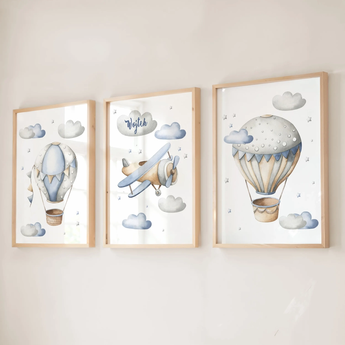 Zestaw trzech plakatów w jasnych kolorach z motywem lotniczym
