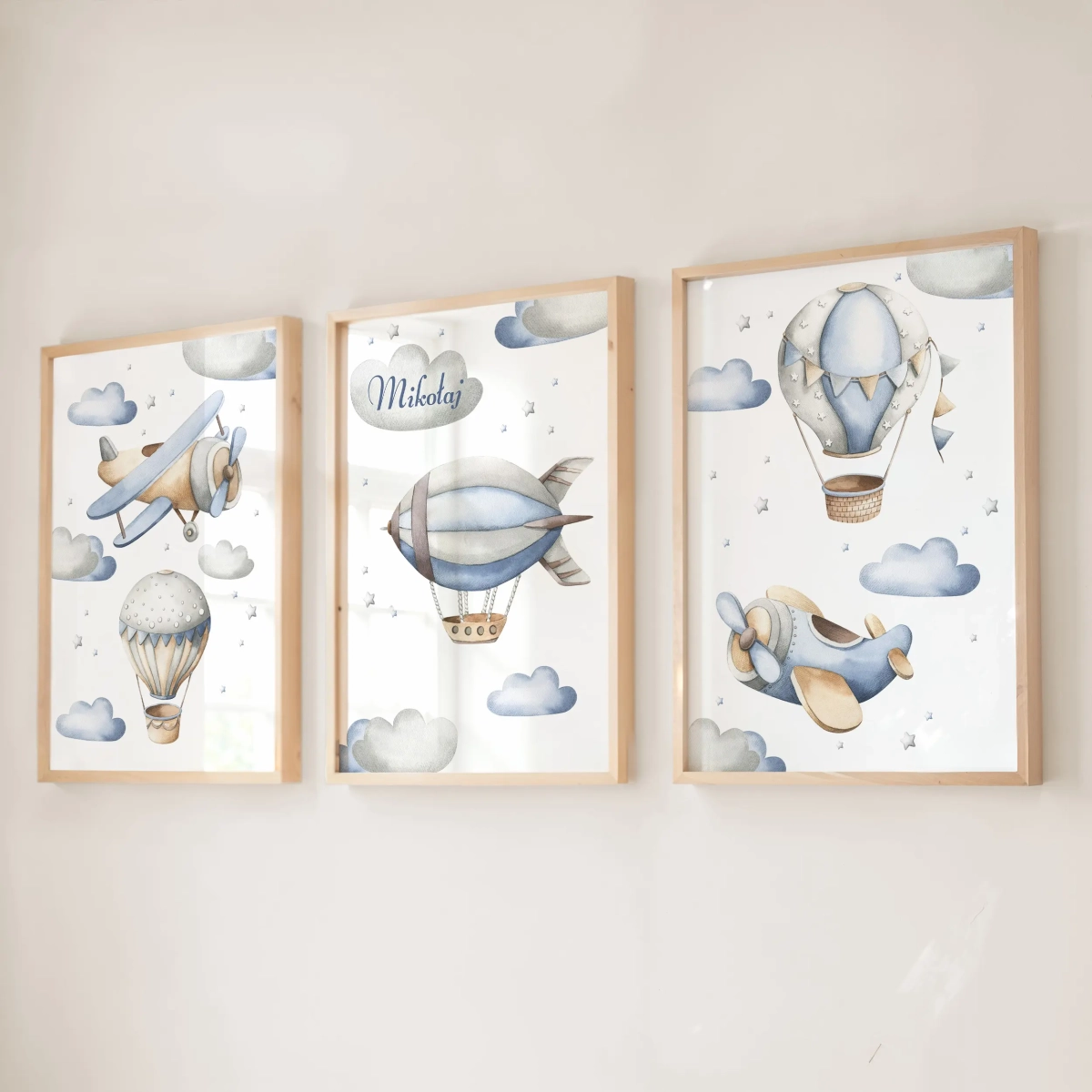 Trzy plakaty z motywem lotniczym: balon, sterowiec i samoloty – ozdoba do dziecięcego pokoju