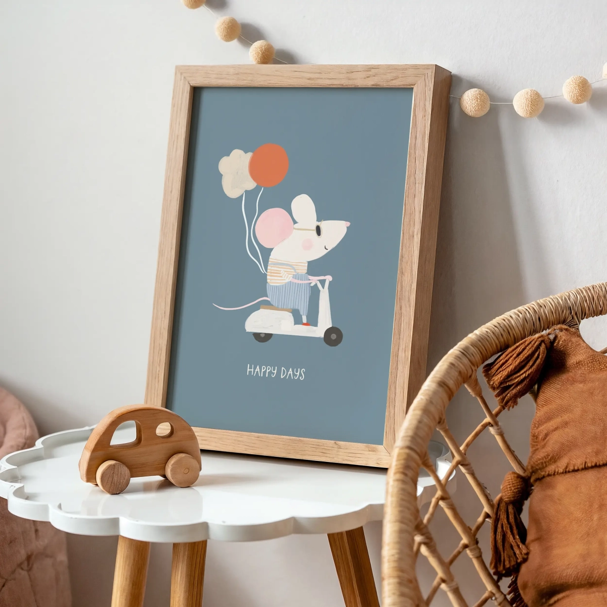 Plakat Myszka na hulajnodze w pokoju dziecka – Mała Pracownia
