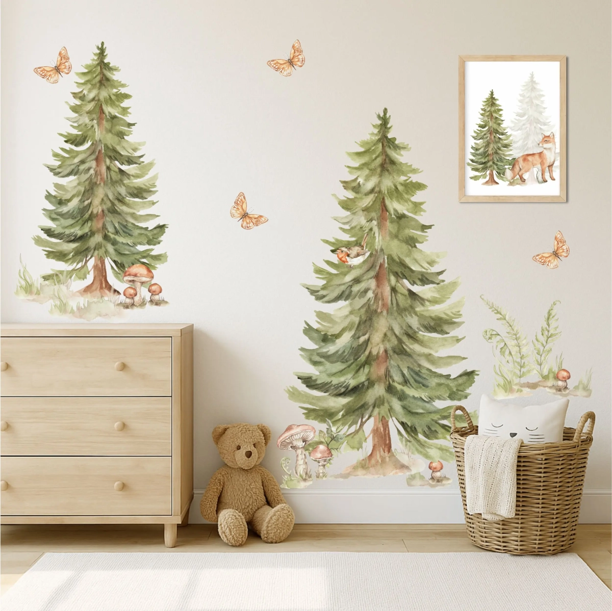 Naklejka na ścianę Las – świerki i leśne dodatki przy łóżku dziecka – Mała Pracownia