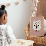 Plakat Lampart z kokardką w pokoju dziecka – Mała Pracownia