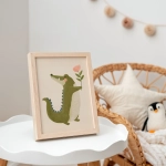 Plakat Krokodyl z kwiatkiem w pokoju dziecka – Mała Pracownia