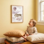 Plakat Prosiaczek na chmurce | Happy Flight – akwarelowa dekoracja pokoju dziecka, Mała Pracownia