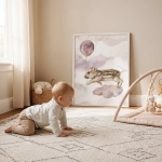 Plakat Prosiaczek na chmurce | Happy Flight w pokoju dziecięcym – Mała Pracownia