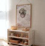 Plakat Borsuk Happy Flight w aranżacji pokoju dziecięcego – Mała Pracownia