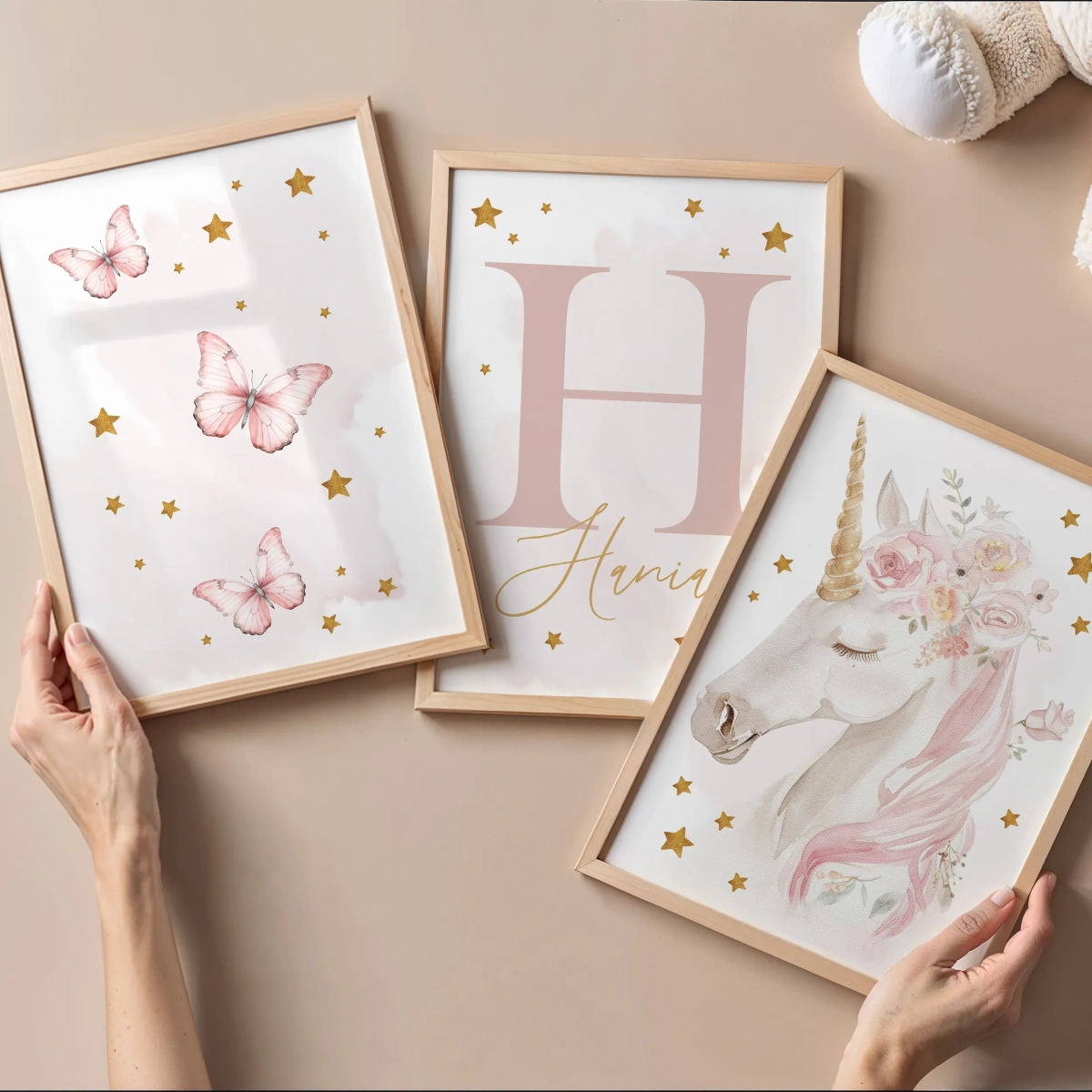 Plakaty z jednorożcem, motylami i imieniem dziecka – Mała Pracownia