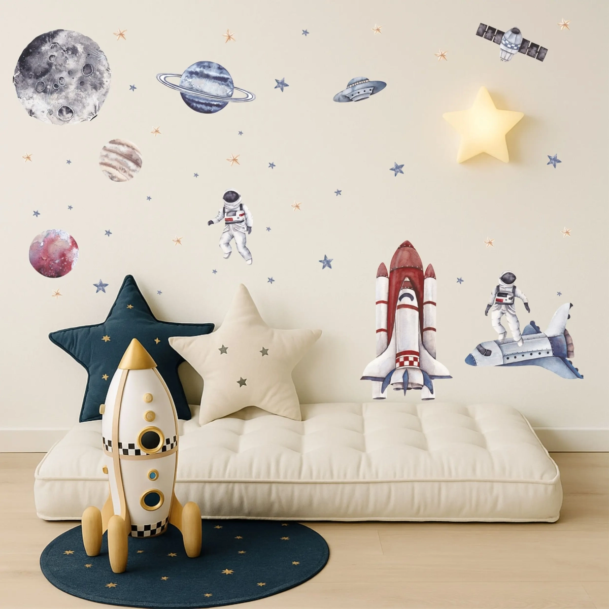 Naklejki na ścianę Kosmos – rakiety, astronauci i księżyc na jasnej ścianie – Mała Pracownia
