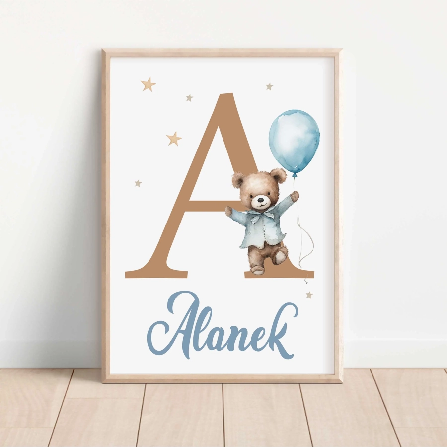 Plakat pastelowy miś niebieski z imieniem dziecka – Mała Pracownia
