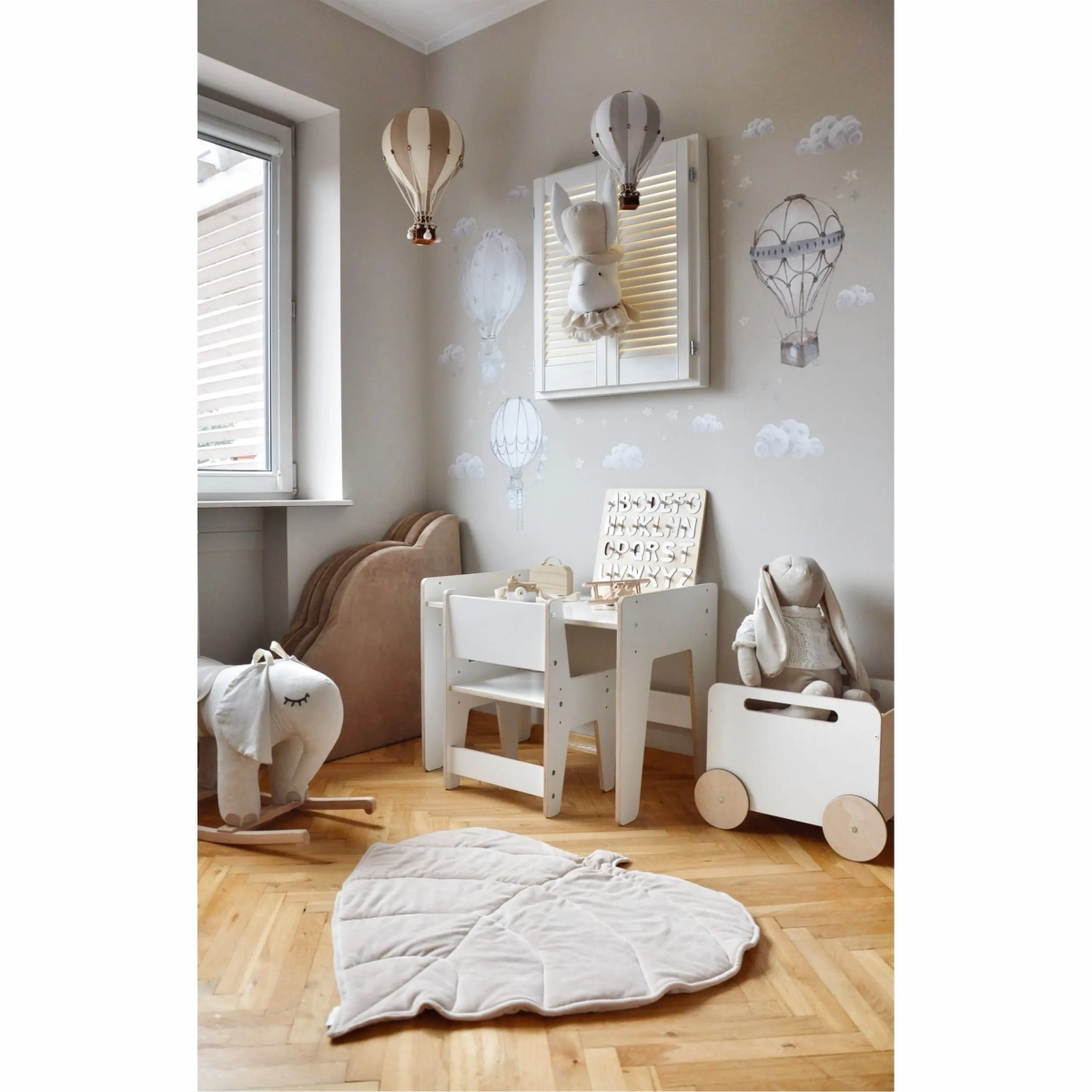 Naklejki na ścianę z beżowo-szarymi balonami i chmurkami – Mała Pracownia