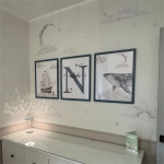 Plakaty z literą, statkiem i wielorybem w pokoju dziecka – zdjęcie od klientki | Mała Pracownia