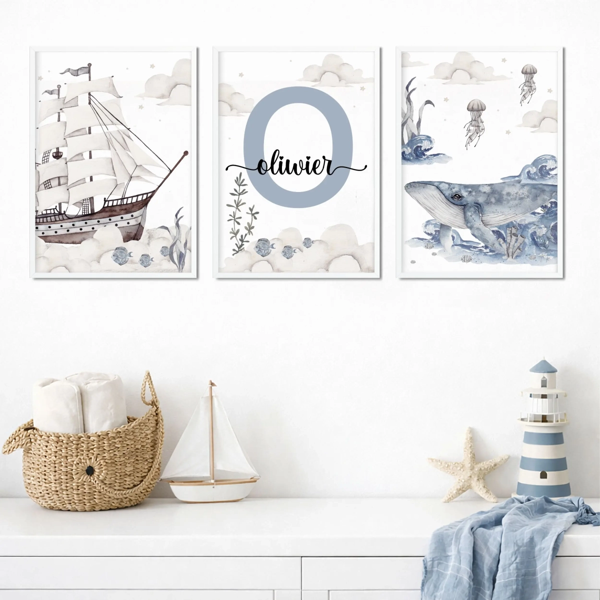 Zestaw plakatów marynistycznych dla dzieci z literą i statkiem – Mała Pracownia