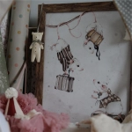 Plakat Myszki Podróżniczki Vintage Travel w aranżacji z dekoracjami