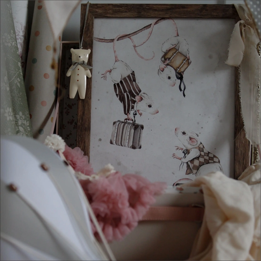 Plakat Myszki Podróżniczki Vintage Travel w aranżacji pokoju dziecka z ozdobami