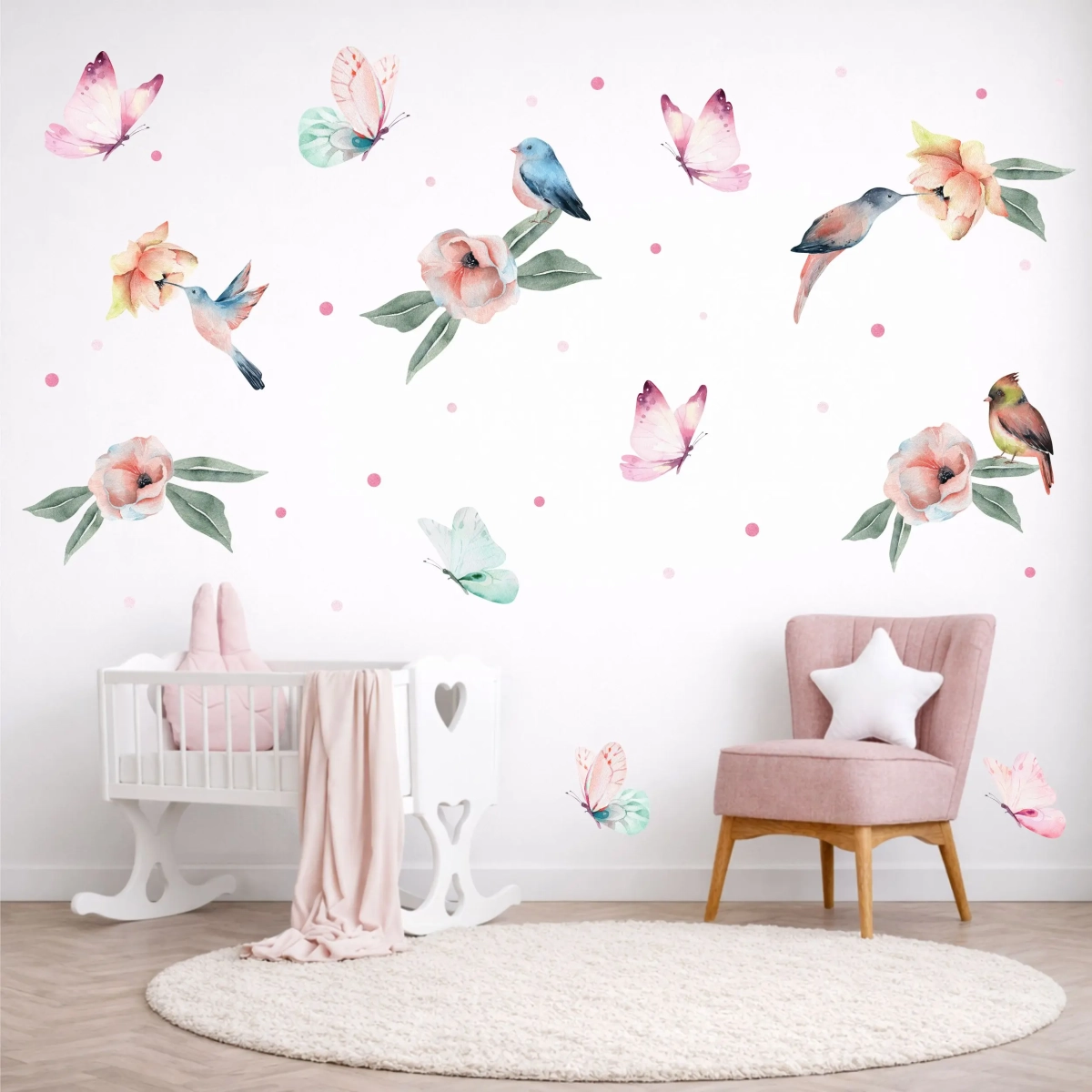 Naklejki na ścianę dla dzieci z motylkami, ptaszkami i kwiatami w delikatnej aranżacji