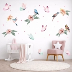 Naklejki na ścianę dla dzieci z motylkami, ptaszkami i kwiatami w delikatnej aranżacji