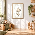 Plakat z pastelowym liskiem na tle pionowych pasków w pokoju dziecka