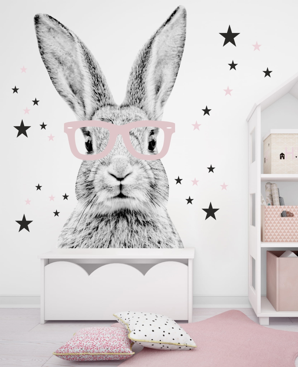 naklejka królik w różowych okularach na ścianie w pokoju dziewczynki