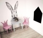 aranżacja pokoju dziewczynki z naklejką królika na ścianie – Mała Pracownia