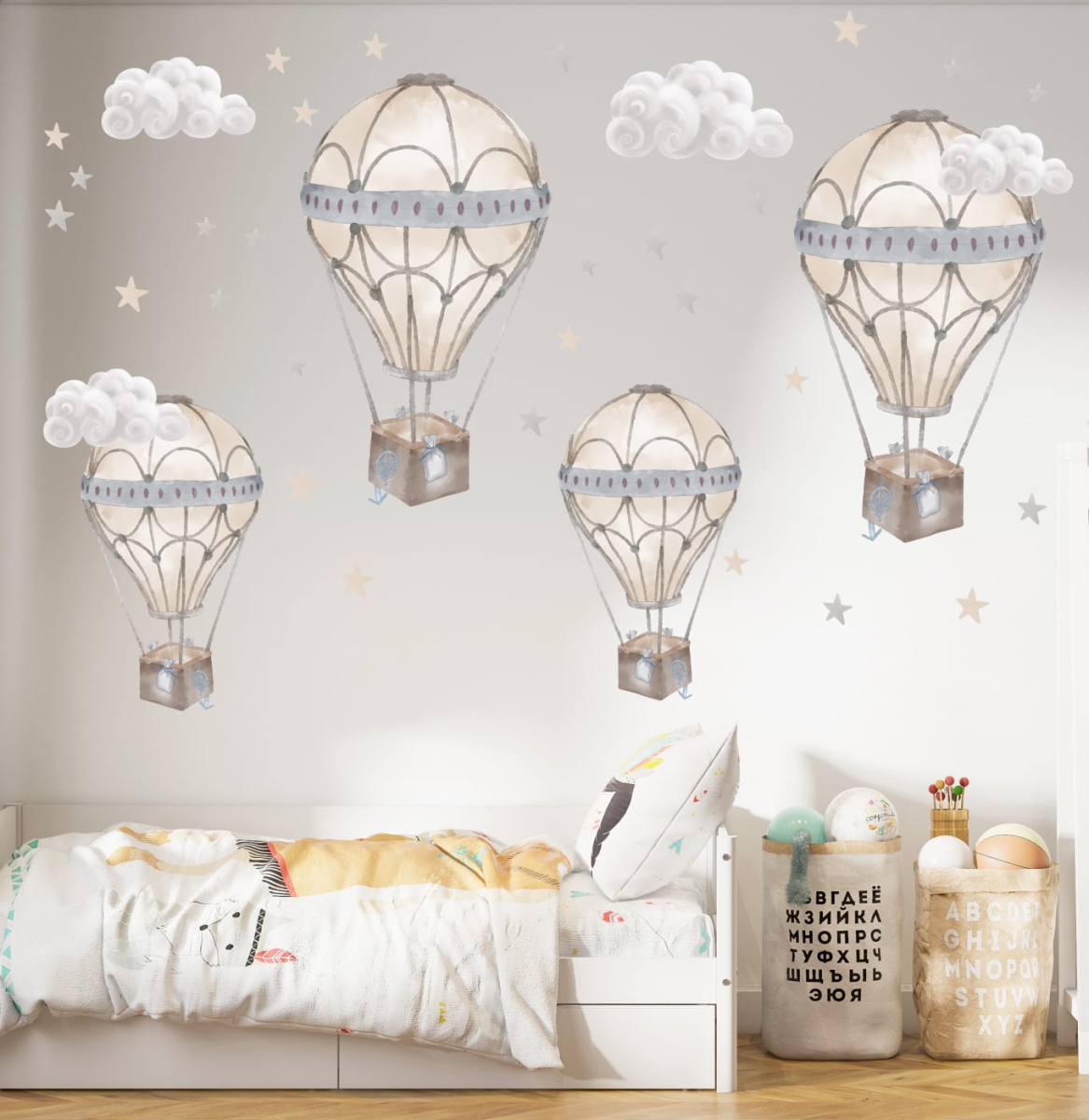 Komplet naklejek na ścianę z balonami w beżowych odcieniach, chmurkami i gwiazdkami – Mała Pracownia