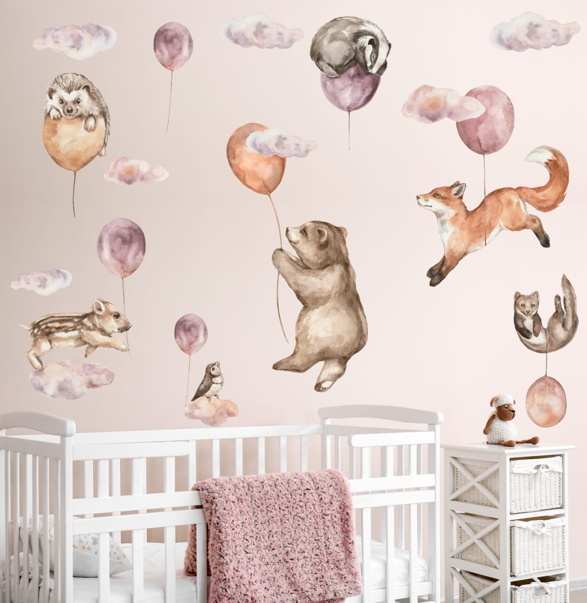 Naklejka na ścianę dla dzieci Happy Flight Wzór 2 – leśne zwierzęta z balonikami | Mała Pracownia