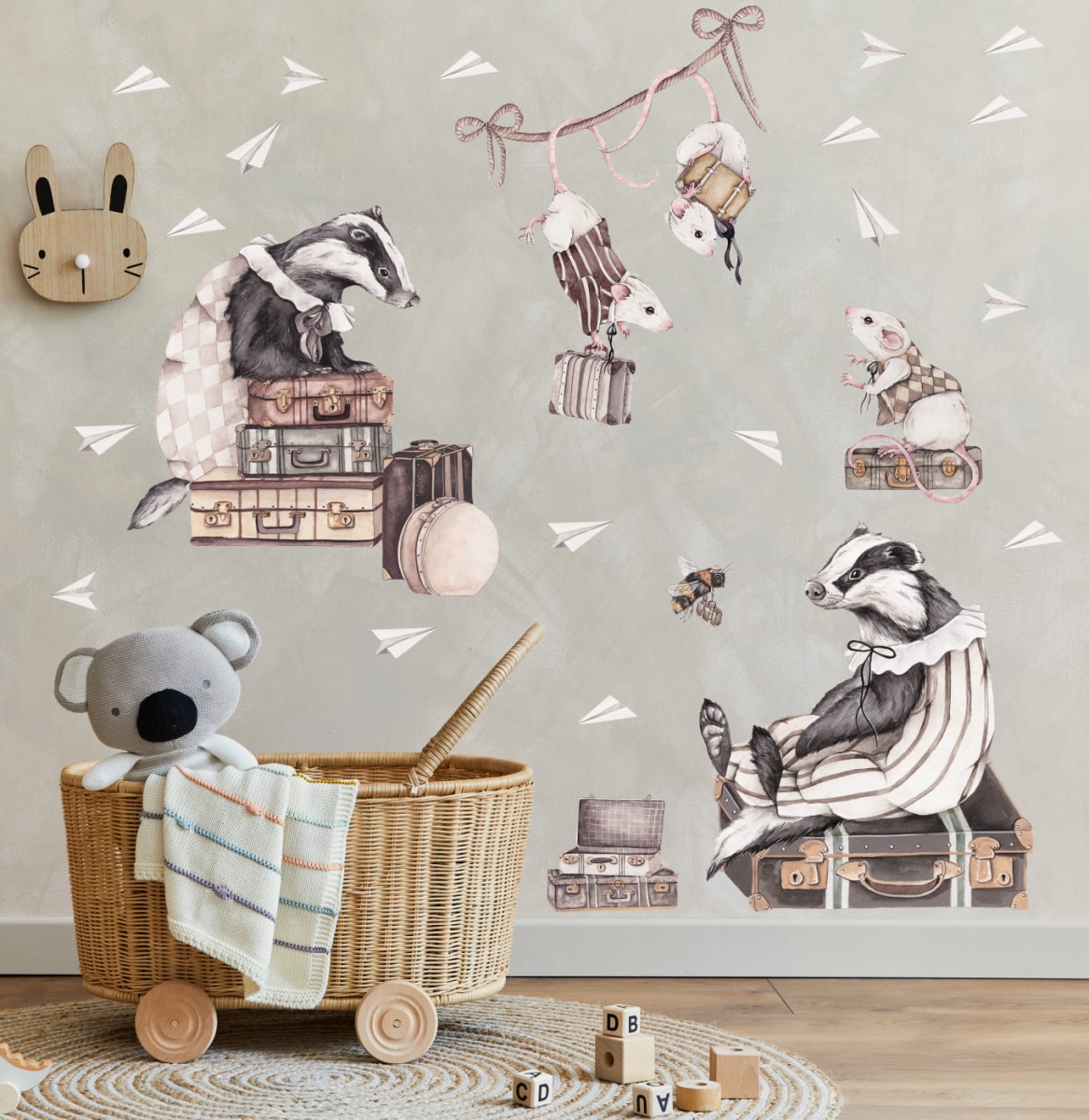 Naklejka ścienna z kolekcji retro – borsuki i myszki w dziecięcej aranżacji Małej Pracowni