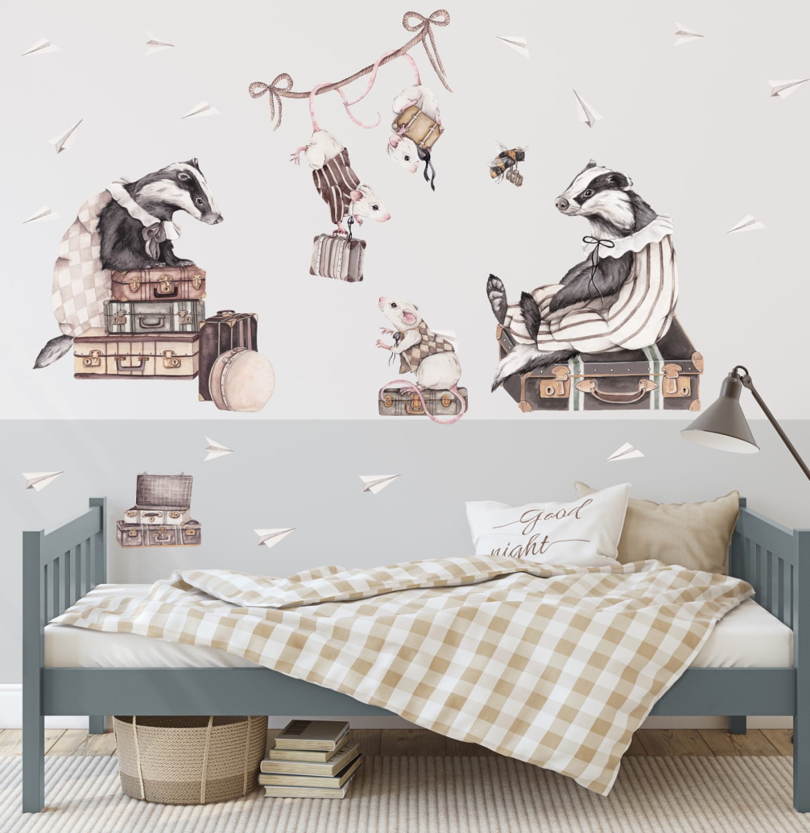 Naklejka na ścianę z borsukami i myszkami siedzącymi na walizkach – pokój dziecka w stylu retro