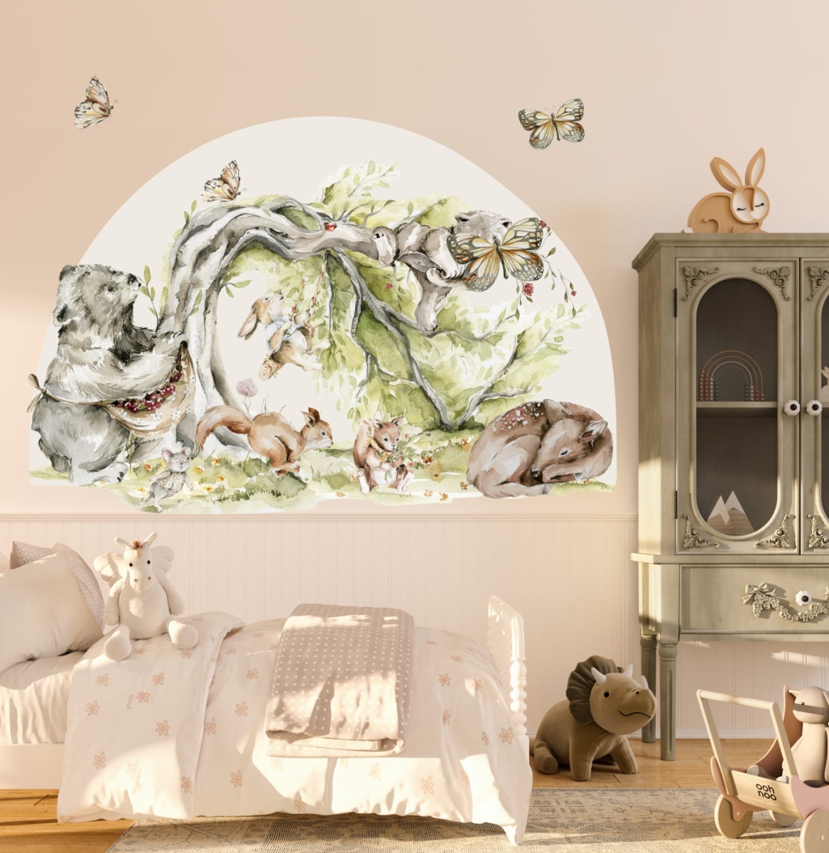 Woodland Walk wzór 1 – naklejka leśna z drzewem do pokoju dziecka – Mała Pracownia