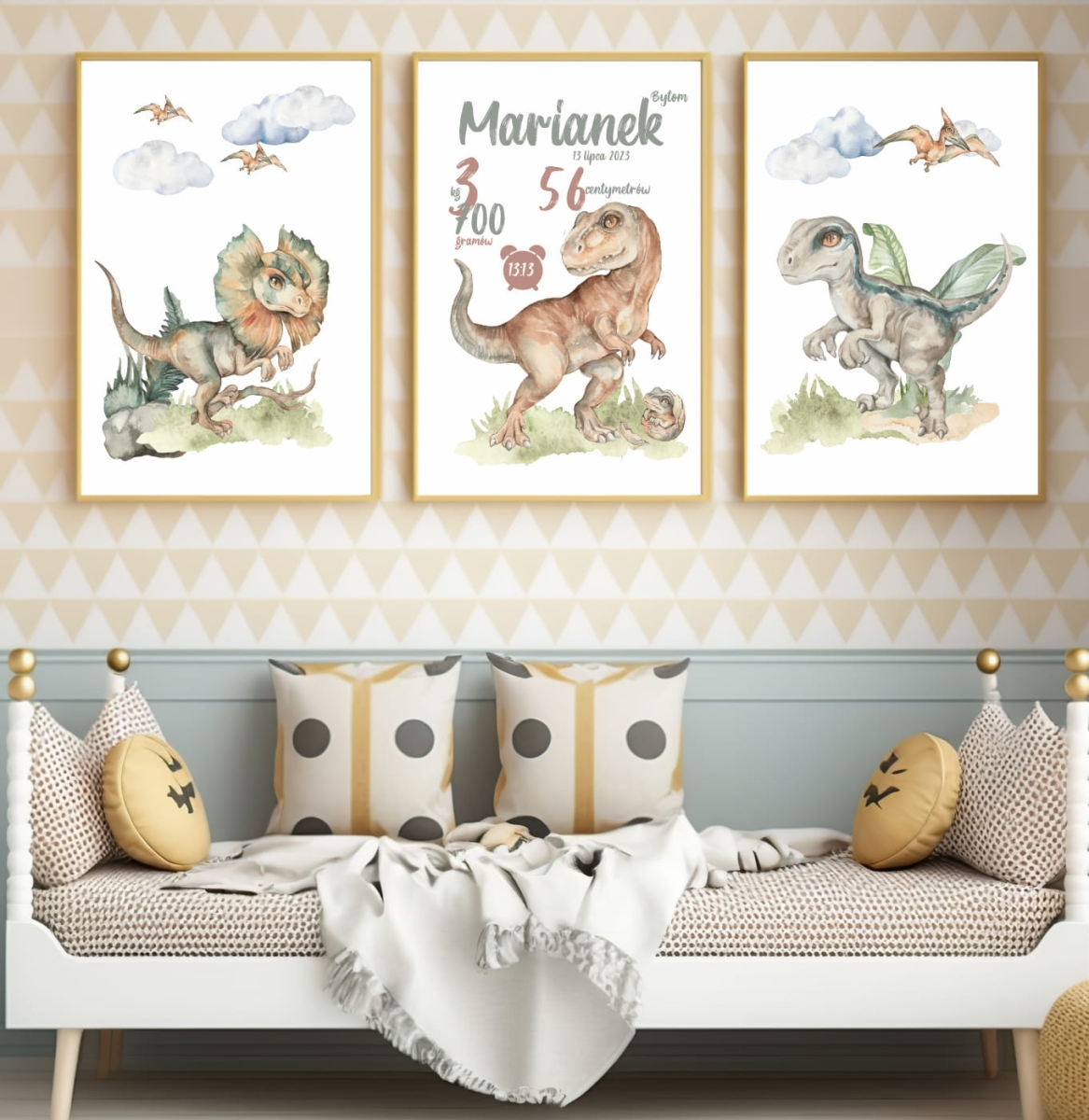 Dinozaury – tryptyk plakatów z metryczką dla dzieci, akwarelowe ilustracje do pokoju chłopca – Mała Pracownia