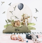 Akwarelna scena z zajączkiem trzymającym marchewkę i jaskółkami – Little Woodland