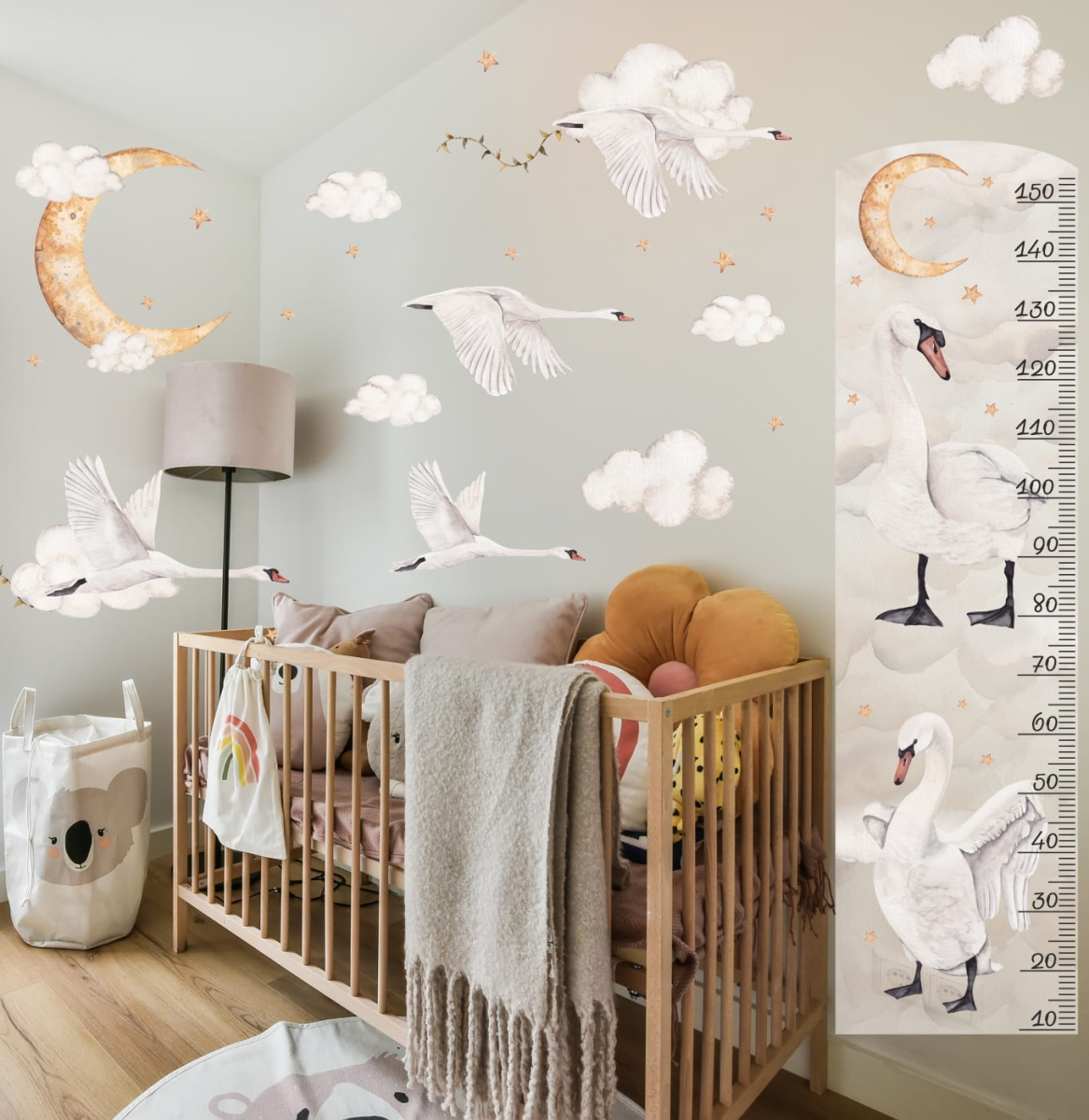 Miarka wzrostu Łabędzie i Księżyc DK148 – Detal naklejki dla dzieci – Mała Pracownia