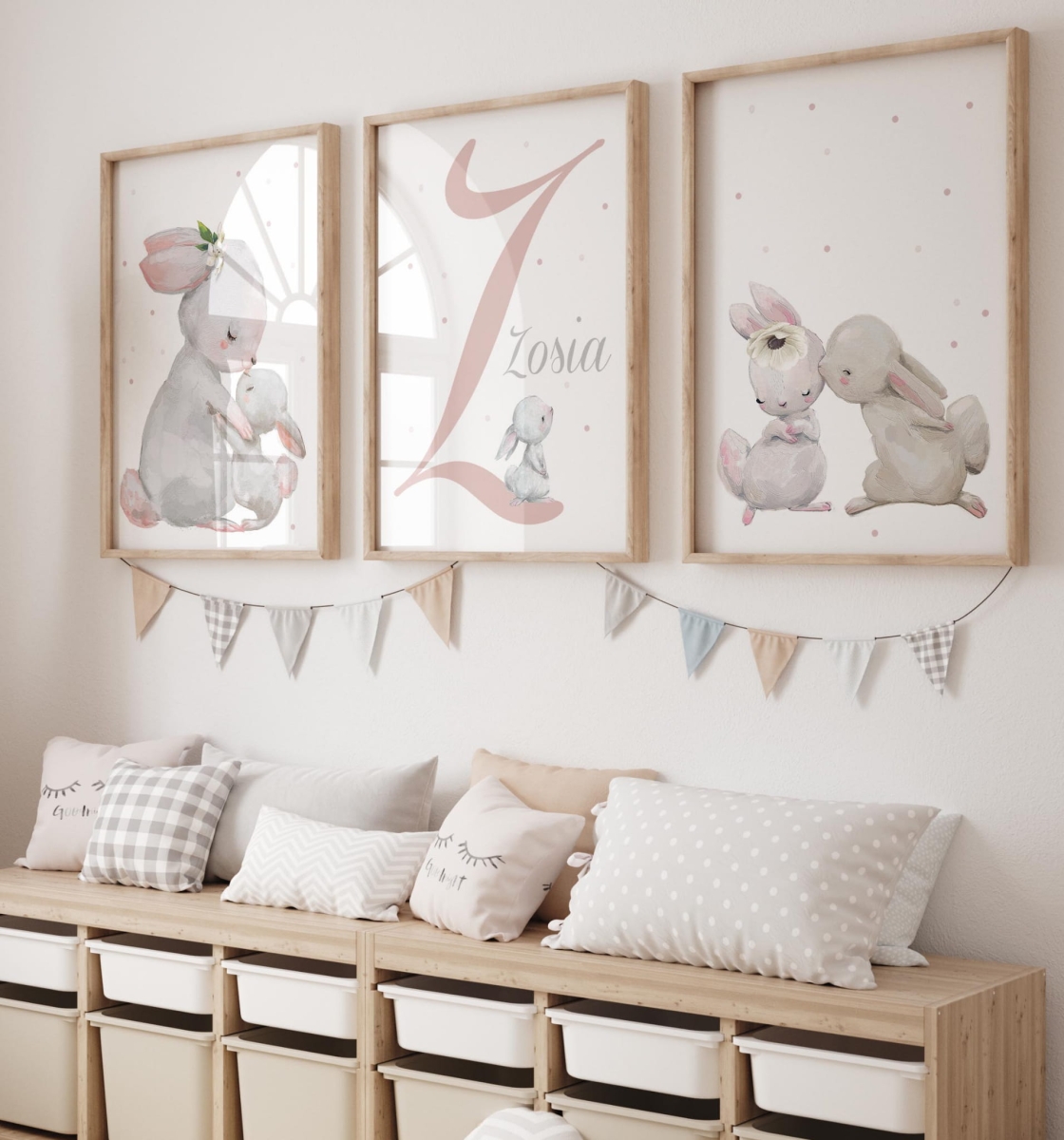 Zestaw 3 obrazki króliczki z mamusią Imię dziecka.jpg