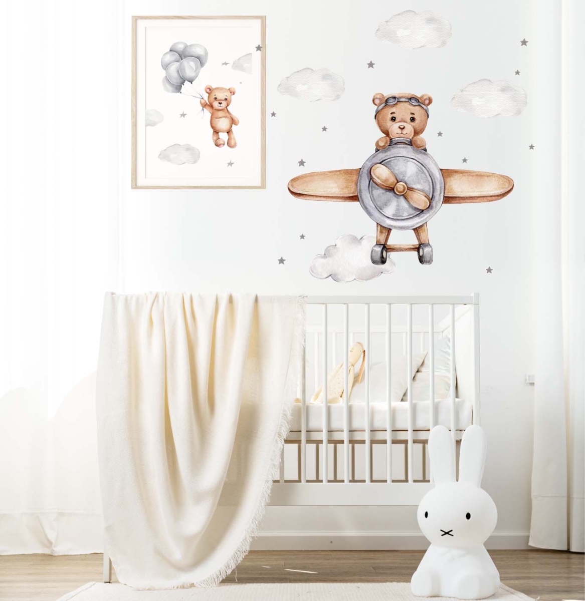 Naklejka miś w samolocie, chmurki, gwiazdki.jpg