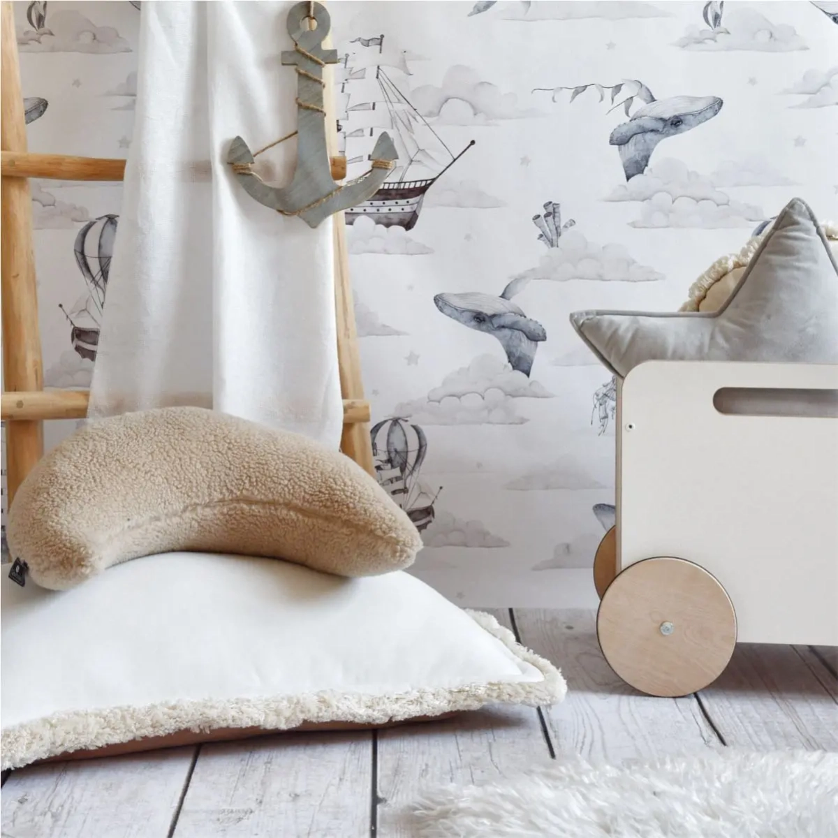 tapeta-na-ścianę-dziecięca-w-stylu-vintage-z-oceanem-i-chmurami.webp