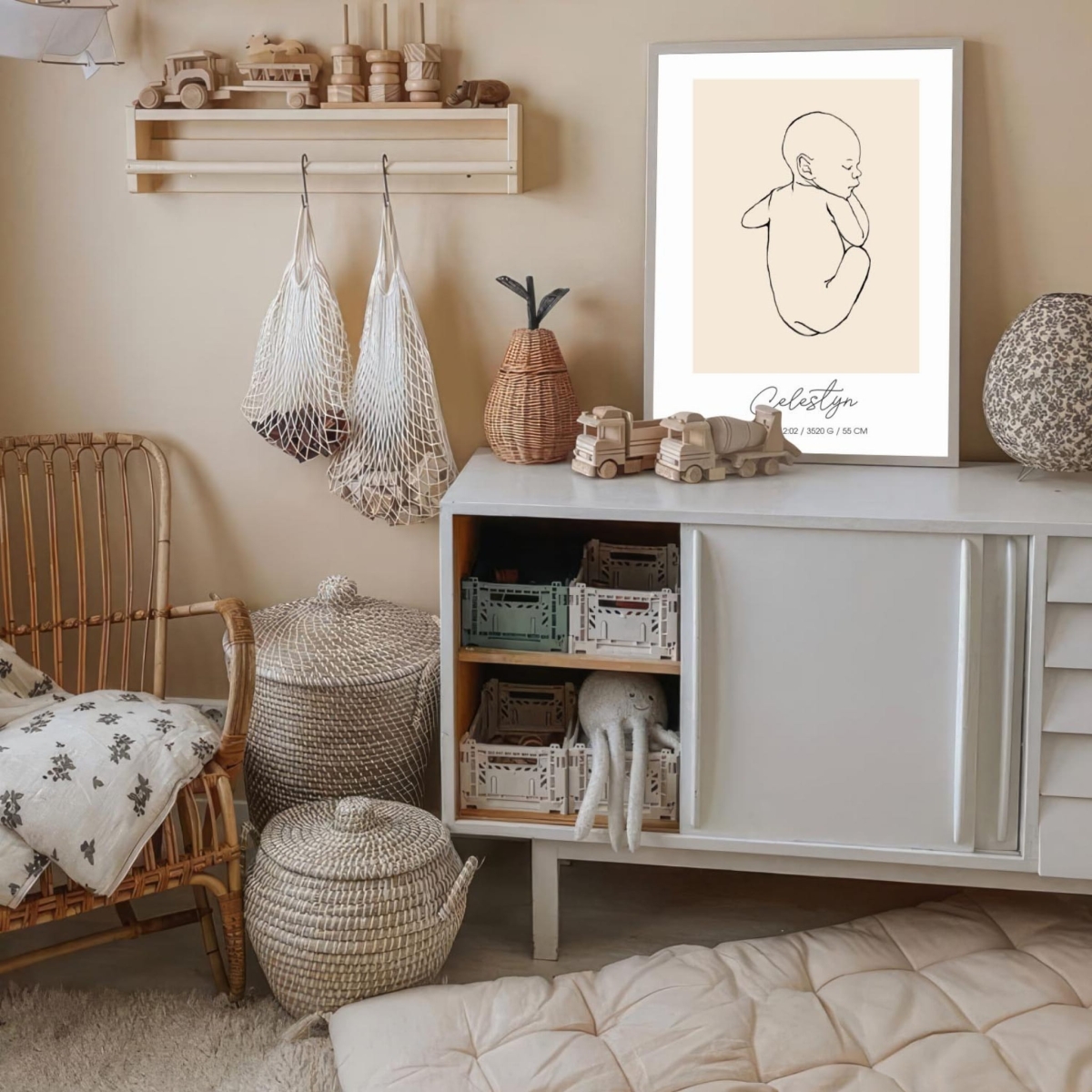 plakat line art szkic niemowlęcia nr 9 w ramie nad komodą – Mała Pracownia