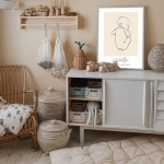 plakat line art szkic niemowlęcia nr 9 w ramie nad komodą – Mała Pracownia