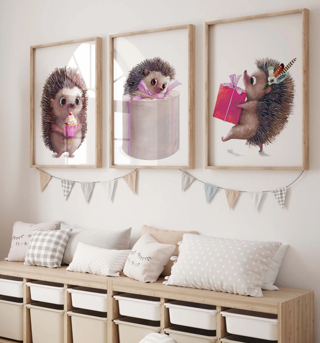 plakaty jeżyki z muffinką i prezentem