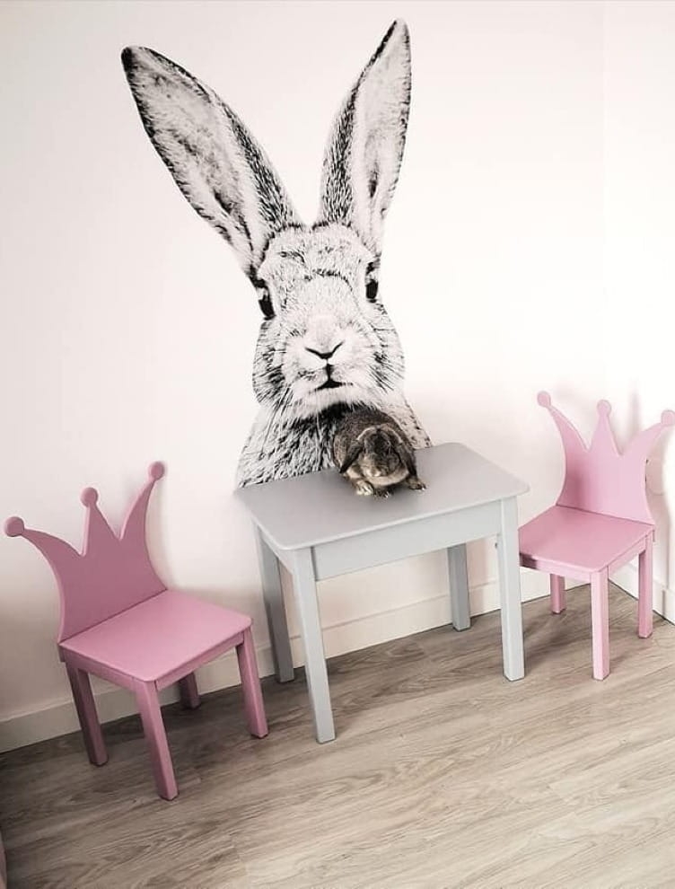 aranżacja pokoju dziewczynki z naklejką królika na ścianie – Mała Pracownia