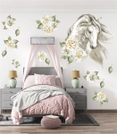 Naklejka na ścianę: koń akwarela i róże w pastelach, aranżacja z baldachimem w pokoju dziewczynki