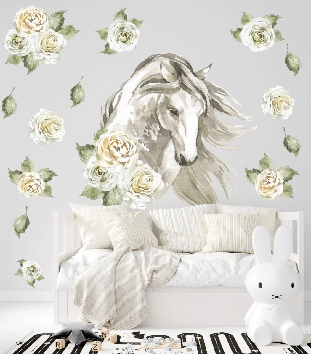 Koń akwarela i róże – pastelowa naklejka nad białym łóżkiem, delikatna dekoracja do pokoju dziecka