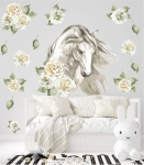 Koń akwarela i róże – pastelowa naklejka nad białym łóżkiem, delikatna dekoracja do pokoju dziecka