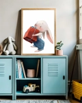 Plakat z króliczkiem w niebieskich ogrodniczkach – akwarelowy styl Mała Pracownia