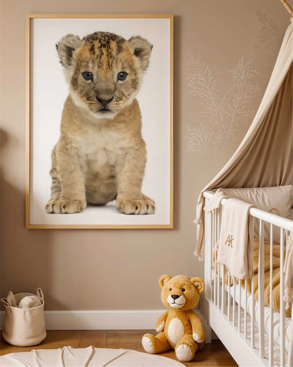 Plakat z małym lwiątkiem – obrazek na ścianę dla dzieci w stylu safari – Mała Pracownia